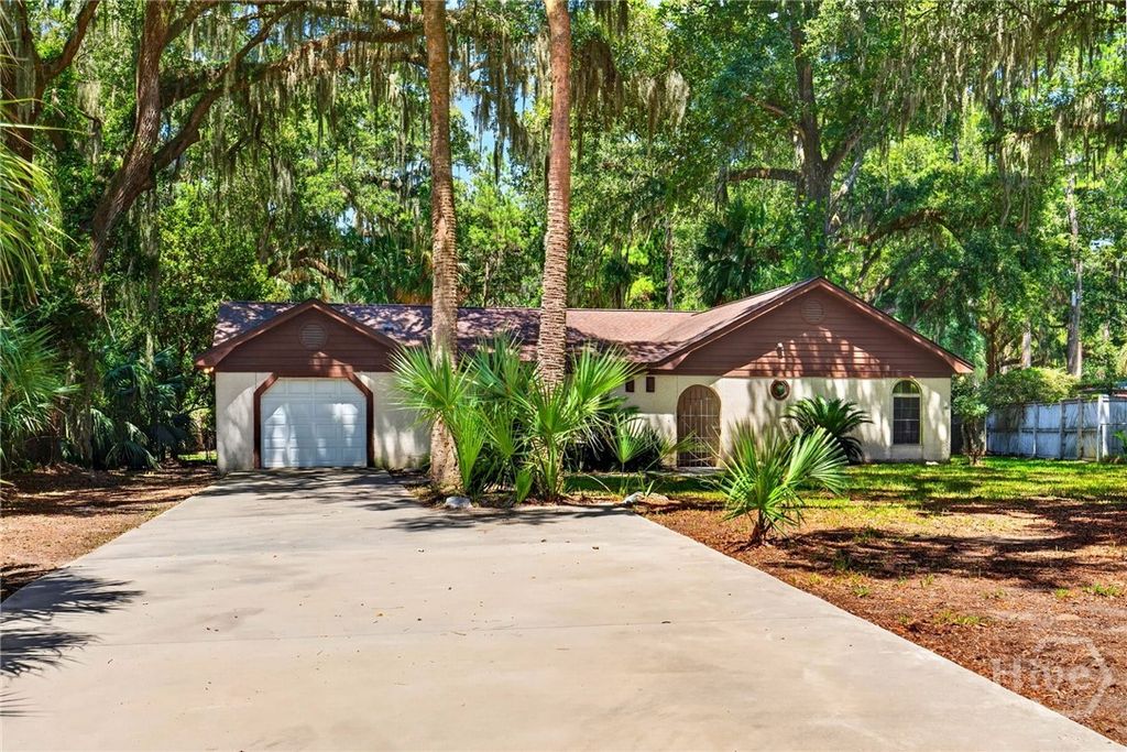 Image 4 of property listing at 30 Grace Court, Richmond Hill, GA 31324