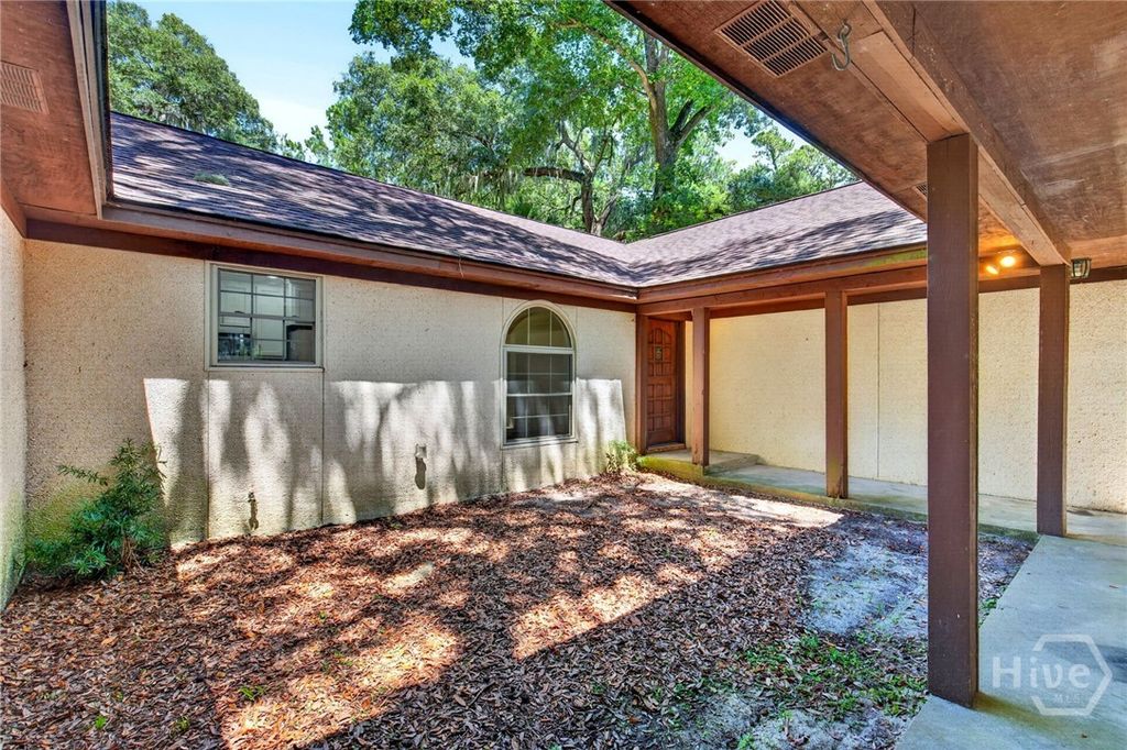 Image 8 of property listing at 30 Grace Court, Richmond Hill, GA 31324