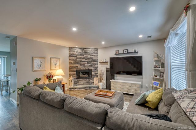 614 Crab Apple Lane, New Windsor, NY 12553