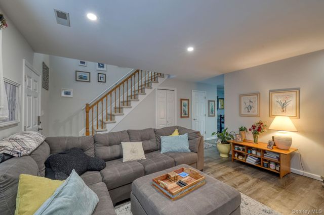 614 Crab Apple Lane, New Windsor, NY 12553