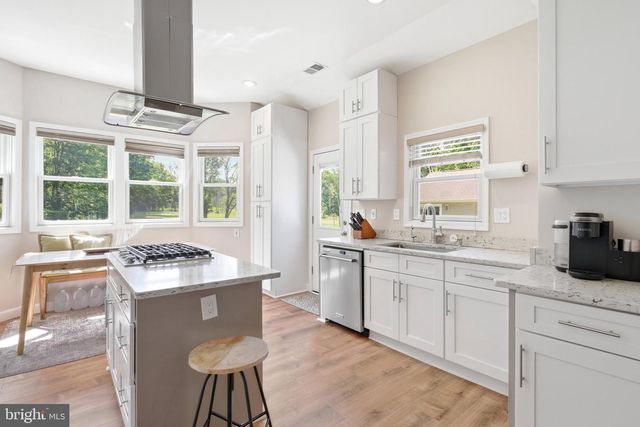 11701 BRADDOCK RD, Fairfax, VA 22030