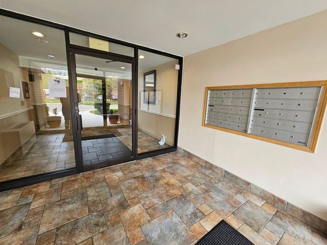 3000 BAYSIDE Drive 311, Palatine, IL 60074