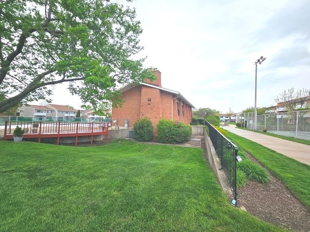 3000 BAYSIDE Drive 311, Palatine, IL 60074