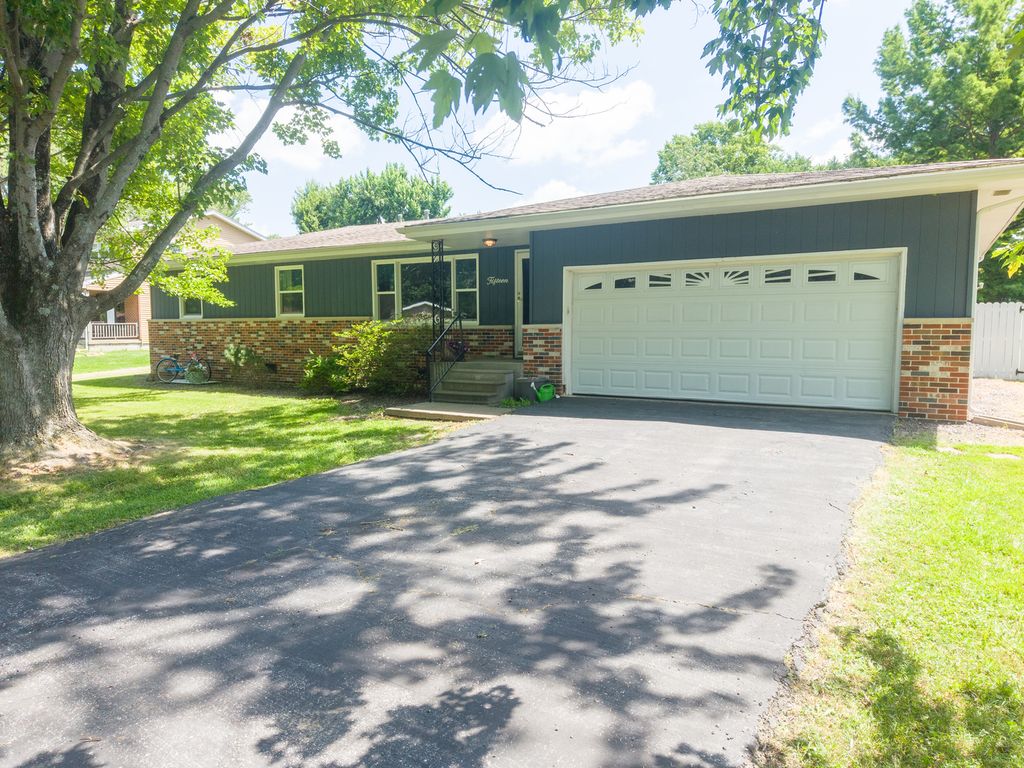 Image 1 of property listing at 15 Lakedale Drive, Salem, IL 62881