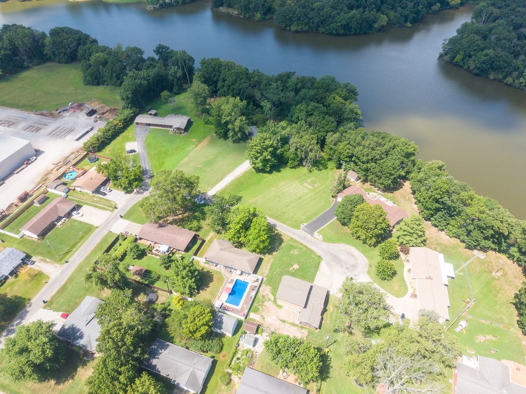 Image 2 of property listing at 15 Lakedale Drive, Salem, IL 62881