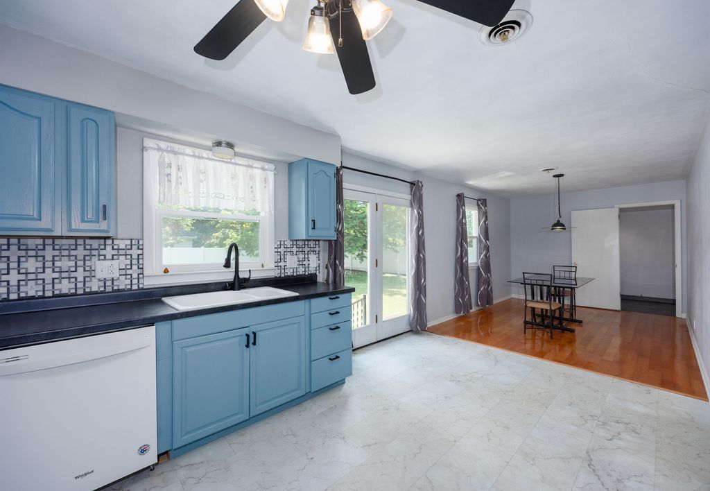 Image 11 of property listing at 15 Lakedale Drive, Salem, IL 62881