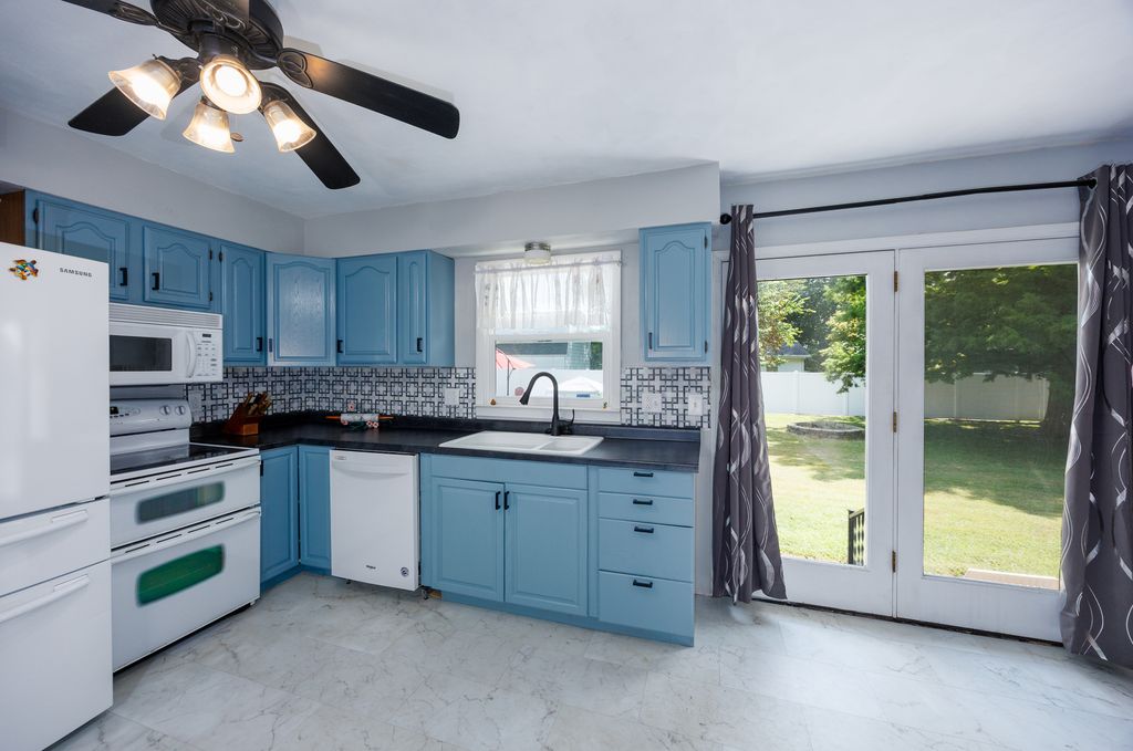 Image 12 of property listing at 15 Lakedale Drive, Salem, IL 62881