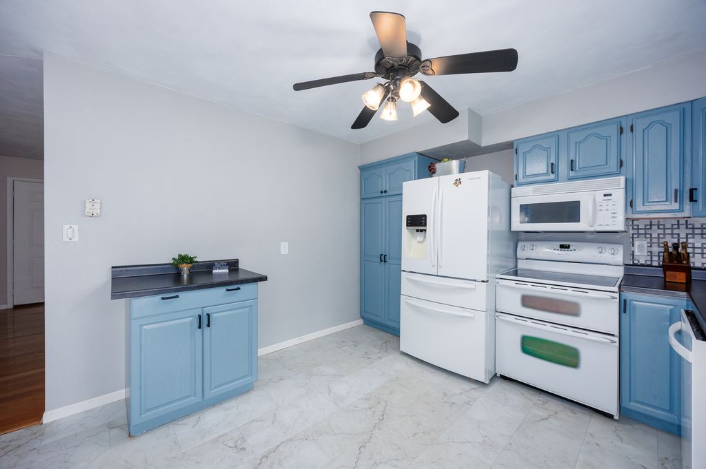 Image 14 of property listing at 15 Lakedale Drive, Salem, IL 62881