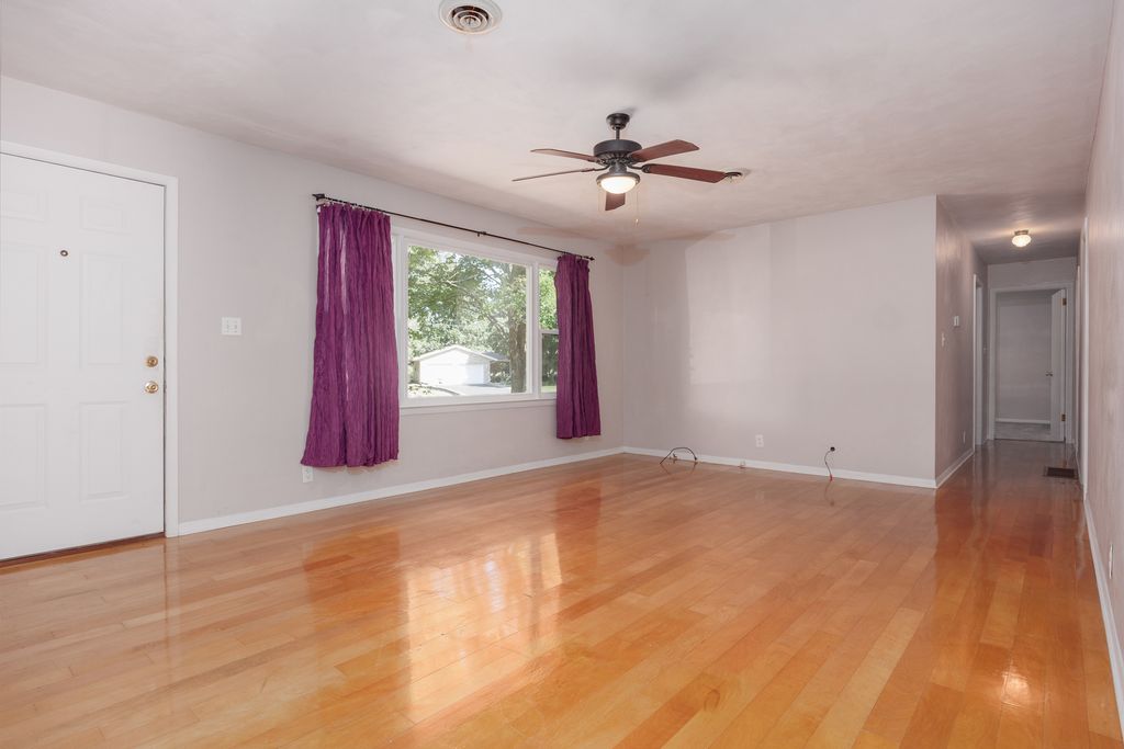 Image 16 of property listing at 15 Lakedale Drive, Salem, IL 62881