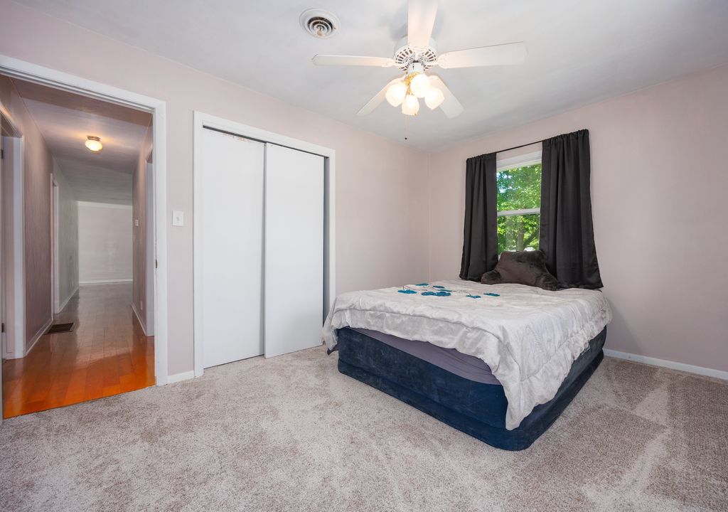 Image 20 of property listing at 15 Lakedale Drive, Salem, IL 62881