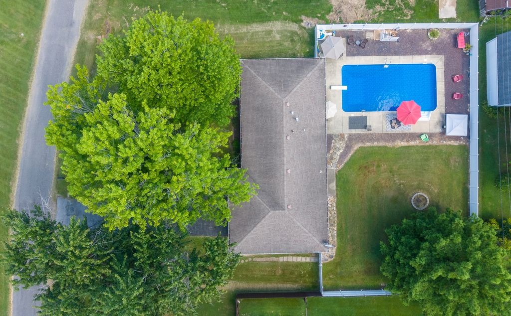 Image 3 of property listing at 15 Lakedale Drive, Salem, IL 62881