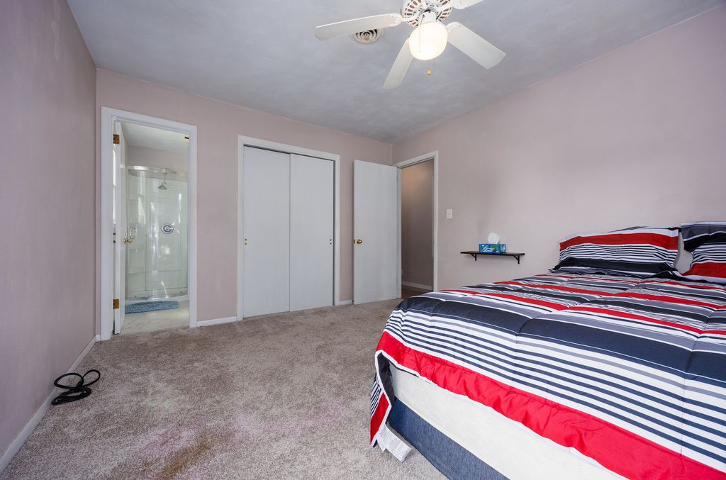 Image 24 of property listing at 15 Lakedale Drive, Salem, IL 62881