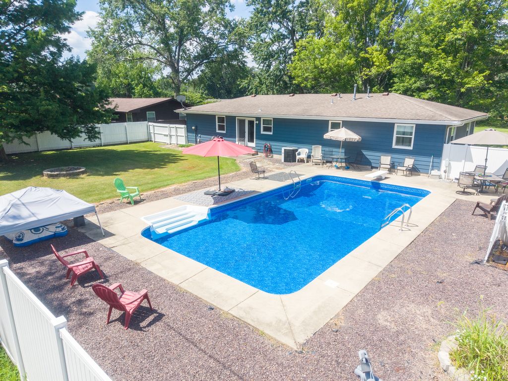 Image 26 of property listing at 15 Lakedale Drive, Salem, IL 62881