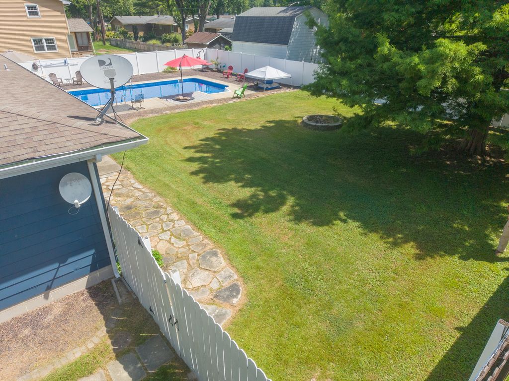 Image 28 of property listing at 15 Lakedale Drive, Salem, IL 62881
