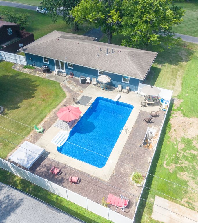 Image 4 of property listing at 15 Lakedale Drive, Salem, IL 62881