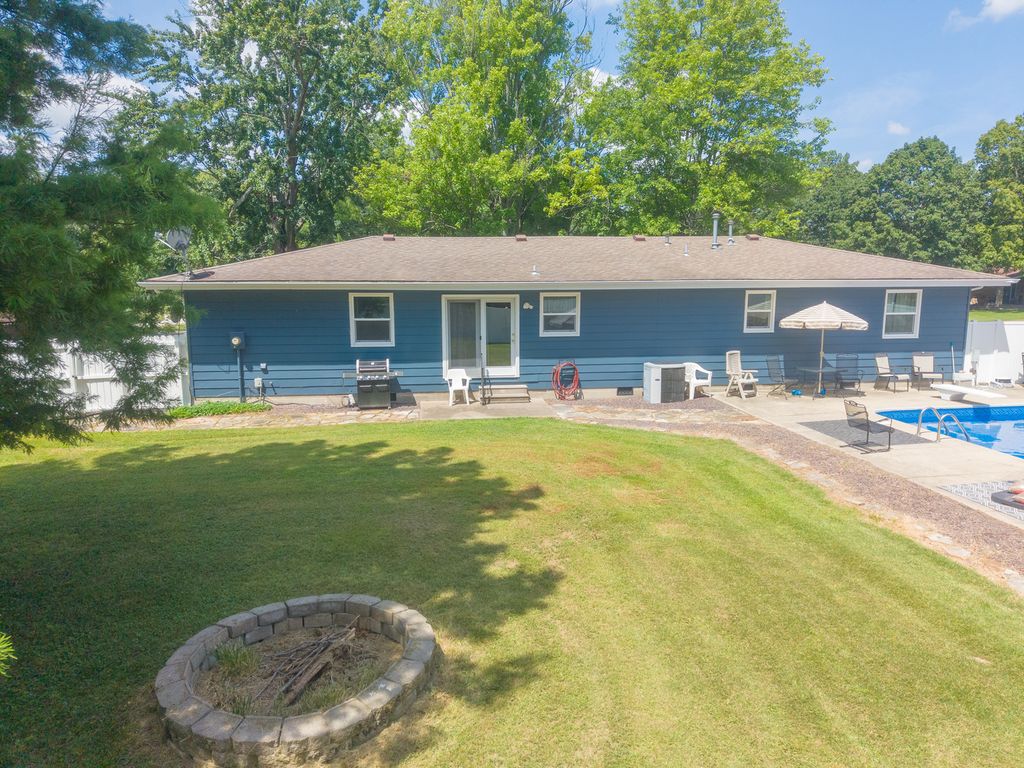 Image 35 of property listing at 15 Lakedale Drive, Salem, IL 62881