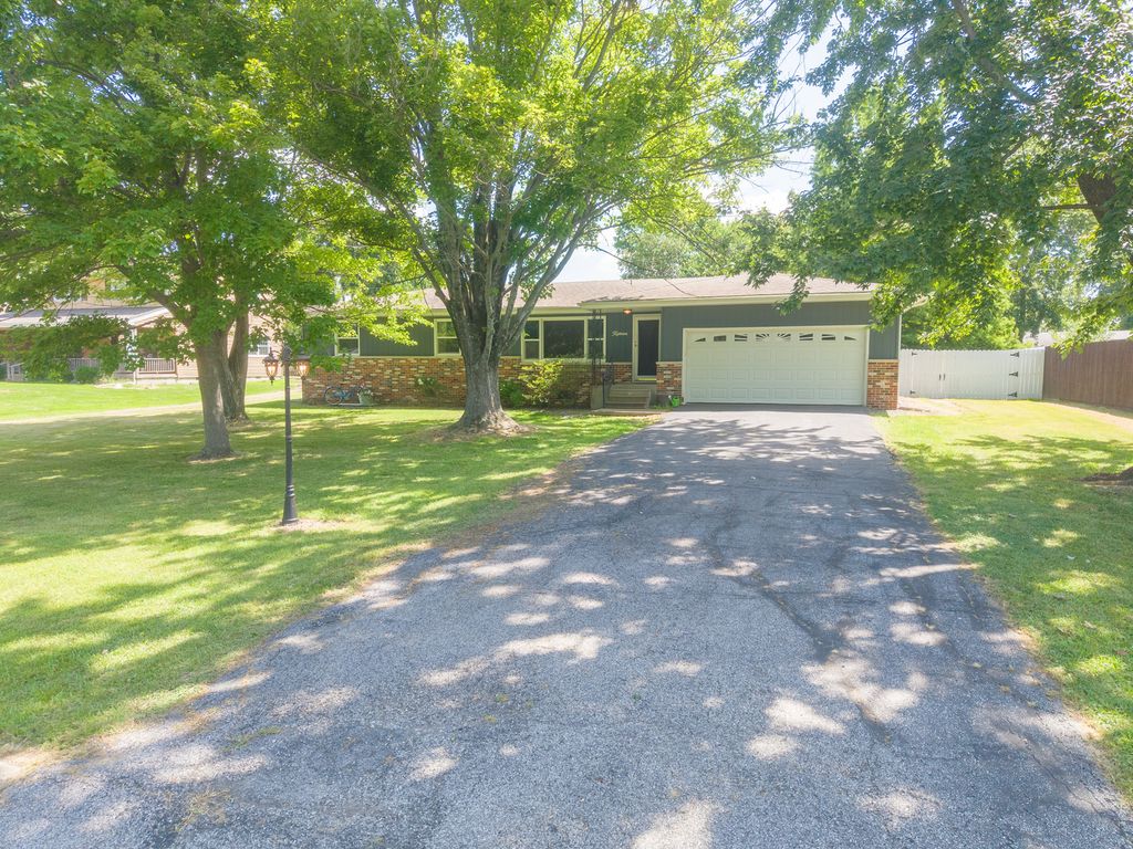 Image 36 of property listing at 15 Lakedale Drive, Salem, IL 62881