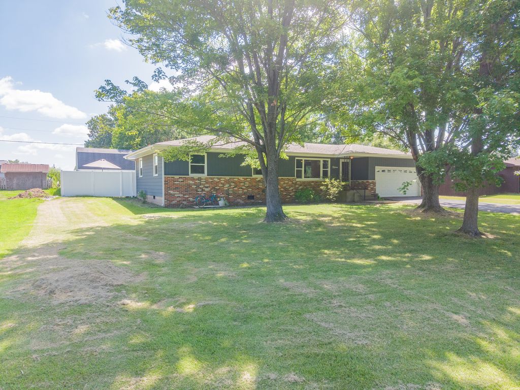 Image 37 of property listing at 15 Lakedale Drive, Salem, IL 62881