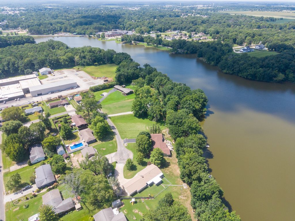 Image 39 of property listing at 15 Lakedale Drive, Salem, IL 62881