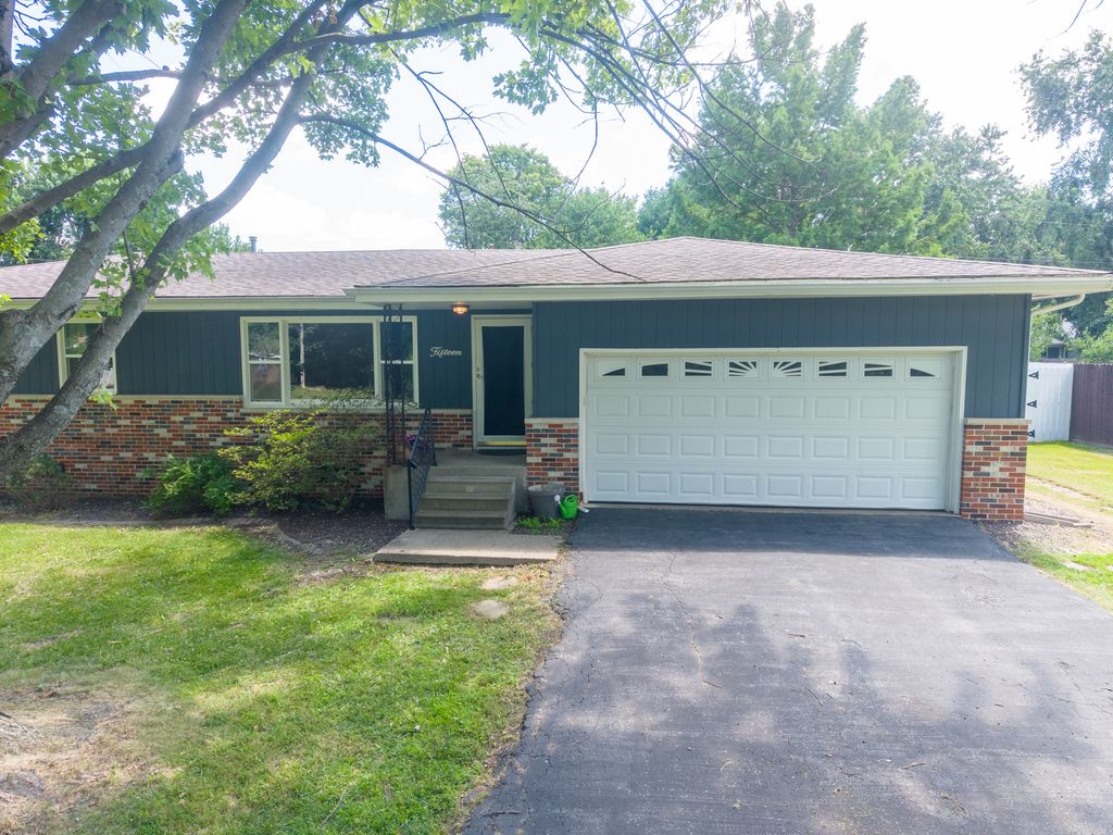 Image 5 of property listing at 15 Lakedale Drive, Salem, IL 62881
