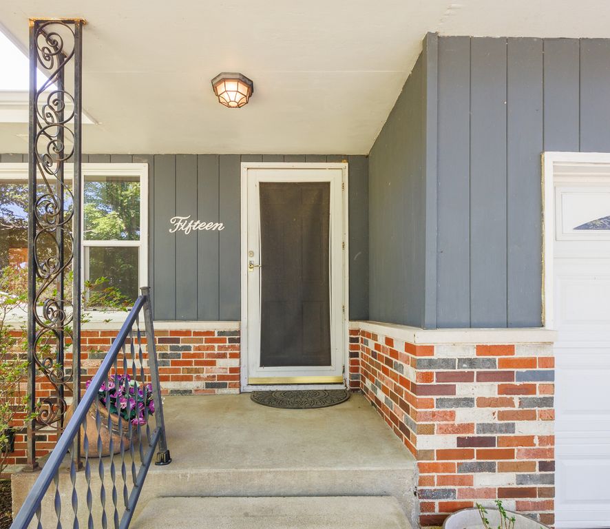 Image 6 of property listing at 15 Lakedale Drive, Salem, IL 62881