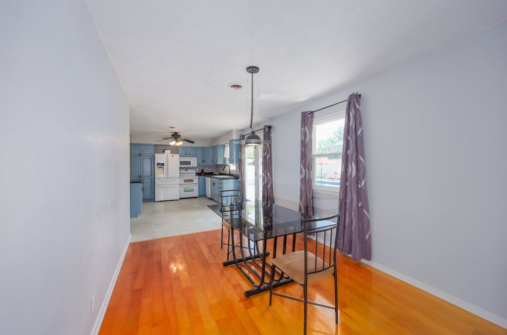 Image 9 of property listing at 15 Lakedale Drive, Salem, IL 62881
