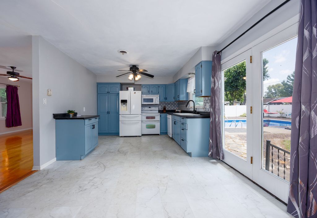 Image 10 of property listing at 15 Lakedale Drive, Salem, IL 62881