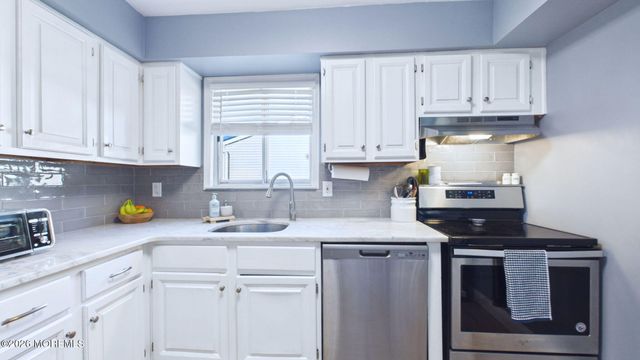 14 Woodmere Court, Freehold, NJ 07728