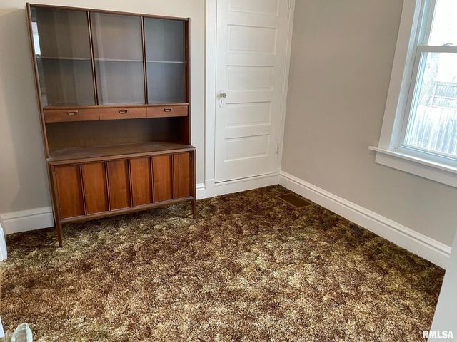 2206 Pacific St Street, Davenport, IA 52804