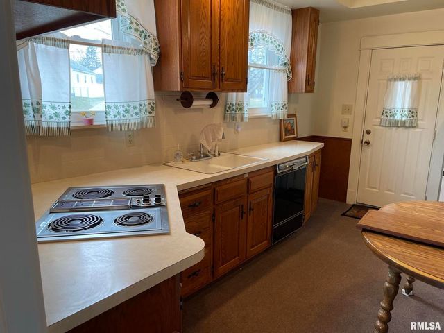 2206 Pacific St Street, Davenport, IA 52804