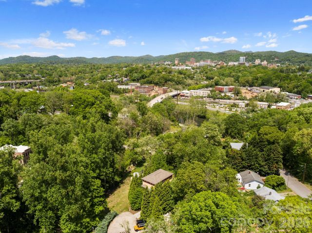 20 Riverlink Lane, Asheville, NC 28806