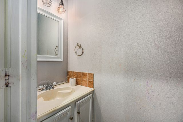 7024 Lyndale Drive, Watauga, TX 76148