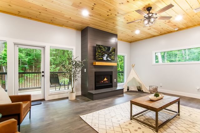 560 Eagle Mountain Drive W, Ellijay, GA 30540