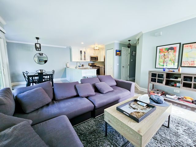 170 Inverness Court 1, Elk Grove Village, IL 60007