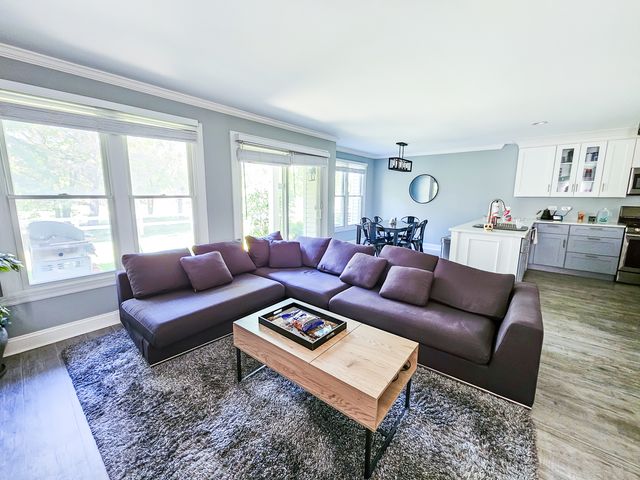 170 Inverness Court 1, Elk Grove Village, IL 60007