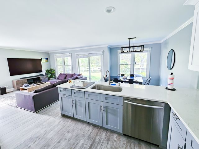 170 Inverness Court 1, Elk Grove Village, IL 60007