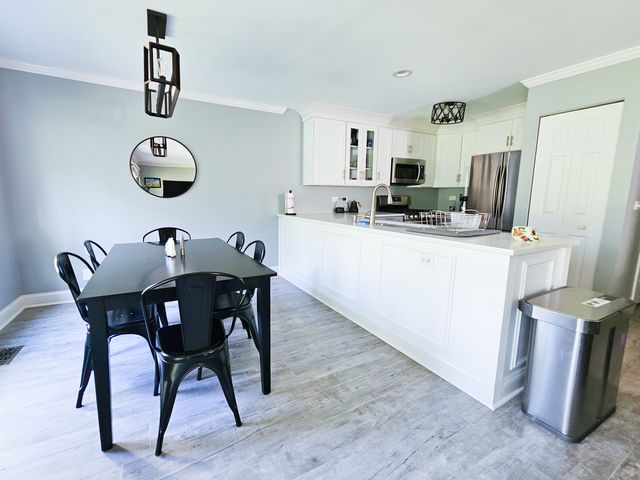 170 Inverness Court 1, Elk Grove Village, IL 60007