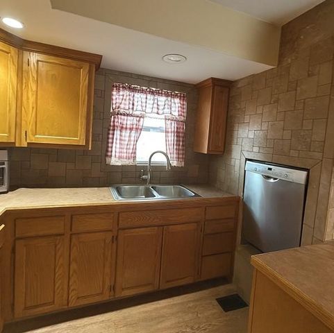 13641 Hollingsworth Road, Kansas City, KS 66109