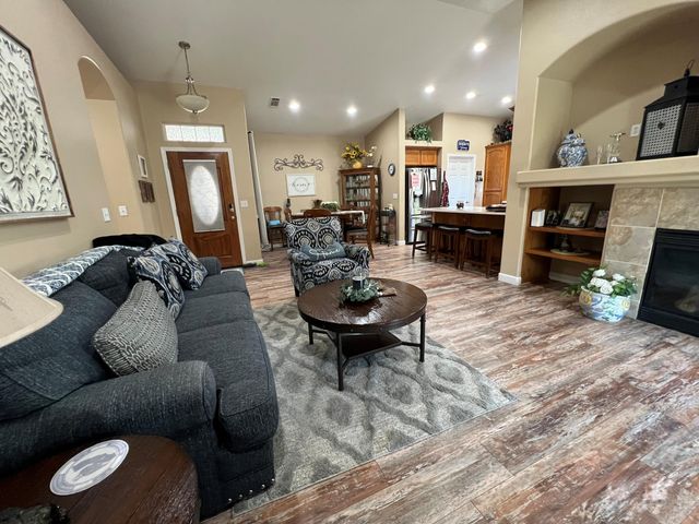 2727 Eshom Creek Court, Tulare, CA 93274