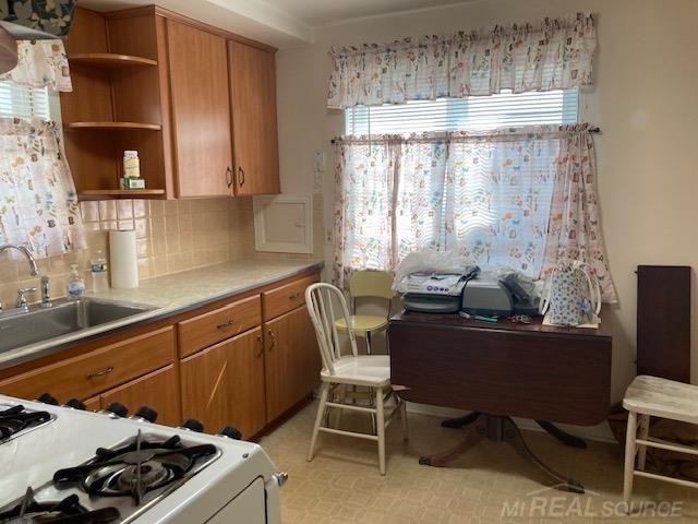 8641 Harding Street, Center Line, MI 48015