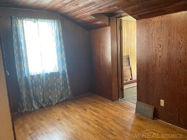 8641 Harding Street, Center Line, MI 48015