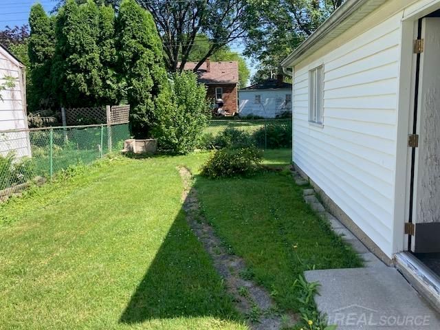 8641 Harding Street, Center Line, MI 48015