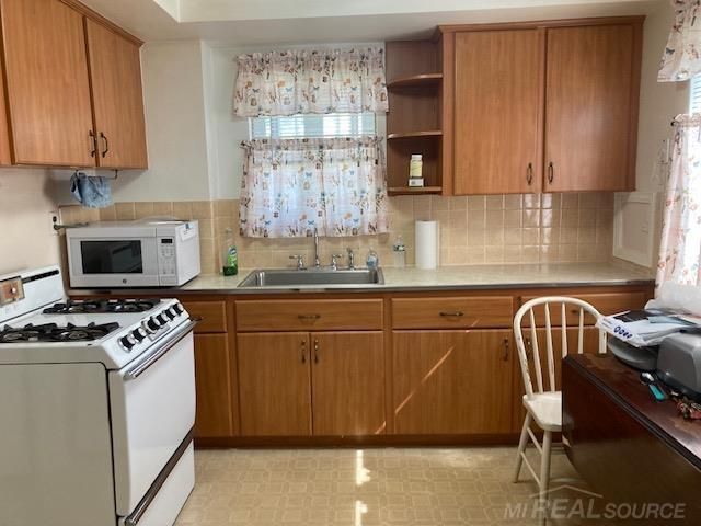 8641 Harding Street, Center Line, MI 48015