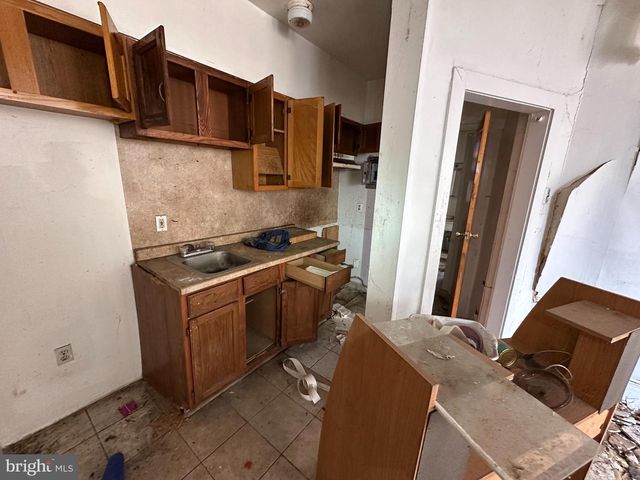 221 W APSLEY ST, Philadelphia, PA 19144