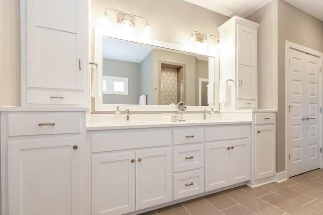 18501 Pawnee Lane, Overland Park, KS 66085