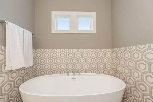 18501 Pawnee Lane, Overland Park, KS 66085