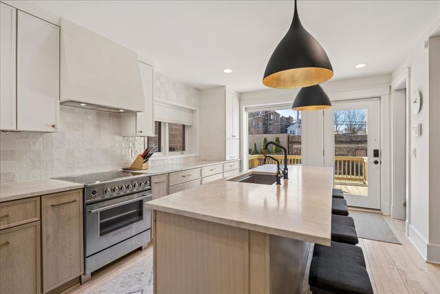 4912 N Winchester Avenue, Chicago, IL 60640