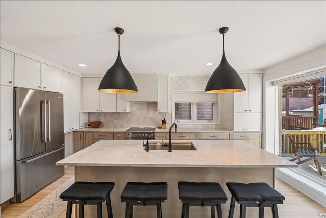 4912 N Winchester Avenue, Chicago, IL 60640