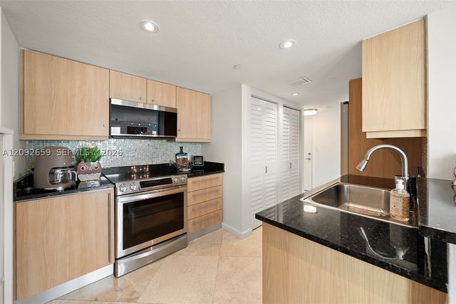 7600 Collins Ave 1012, Miami Beach, FL 33141