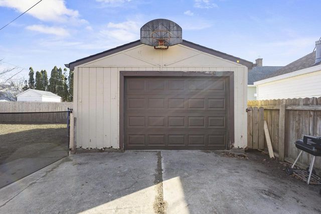 2111 HAMILTON STREET, Manitowoc, WI 54220